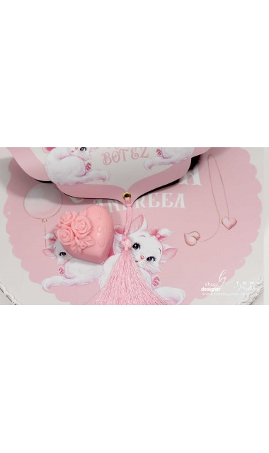 Trusou de botez roz brodat inspirat din desenul animat Pisicile Aristocrate cu pisica Marie 18